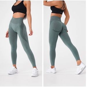 NVGTN Contour Seamless Leggings
Print: Forest Green